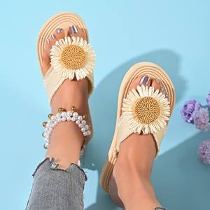صنادل نسائية مسطحة. الجزء العلوي من الأحذية يتميز بأنماط زهرية، ونعل الأحذية مصنوع من المطاط الناعم. مناسب للصيف. - Product Image 1