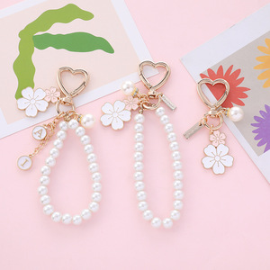 Fashion Small Flower Pearl Charm Keychain Pendant Creative Bag Car Earphone Case Decoration Pearl Key Ring Key Chain Accessories