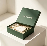Boîte cadeau rigide vert foncé personnalisée avec couvercle et base, logo de marque en feuille d'or pour l'emballage de bijoux, cosmétiques, parfums, vente en gros