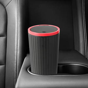 Mini poubelle de voiture portable 550 ml, noire avec couvercle rouge, en forme de tasse, pour accoudoir, boîte de rangement en plastique avec bouton-poussoir - Product Image 4