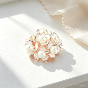 Broche de lujo con forma de flor de perla y pedrería, pin metálico para decoración de prendas. - Product Image 1