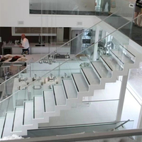 Escalier droit en bois en zigzag avec garde-corps en verre, double poutre, escalier intérieur blanc