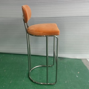 Chaise de bar moderne et élégante en aluminium avec dossier incurvé, siège durable de hauteur de comptoir pour <span class=keywords><strong>restaurant</strong></span> et usage commercial - Product Image 4
