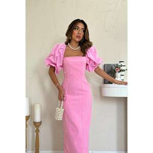 Robe de cocktail moulante en satin rose, col carré, manches bouffantes, ornée de perles, couleur bonbon - Product Image 3