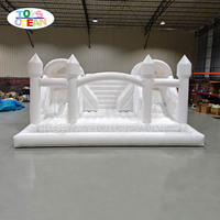 Château gonflable blanc avec double toboggan, château gonflable pour mariage et location pour fêtes
