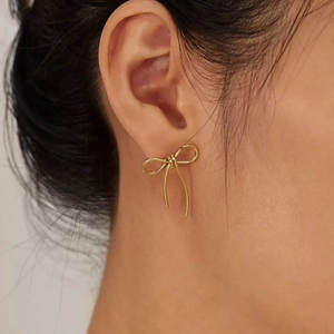 Boucles d'oreilles clous classiques en acier inoxydable plaqué or 2025 avec nœud papillon et crochet pour femme, inaltérables - Product Image 2