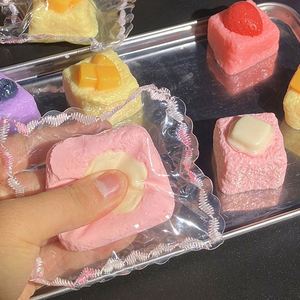 ของเล่นบีบผลไม้พุดดิ้งทรงสี่เหลี่ยมจิ๋วเหมือนจริง ผลิตจาก TPR สำหรับทุกวัย - Product Image 1