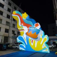 Gâteau gonflable décoré d'étoiles colorées, usine de fabrication de décorations gonflables pour les célébrations dans les centres commerciaux, les expositions et les événements nocturnes en plein air
