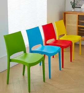 Sedia da pranzo moderna in plastica integrata semplice sedia da esterno in plastica nel ristorante