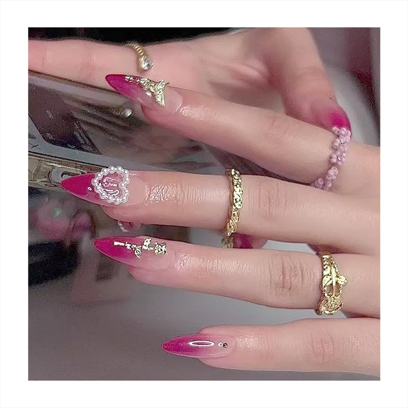 Punte per unghie rosa sfumate con unghie lunghe alla moda con motivo dorato con motivo a forma di pera