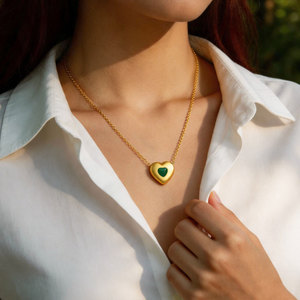 Collar de Joyería con Colgante de Corazón en Acero Inoxidable 316L, Chapado en Oro de 18k, Resistente al Agua y al Deslustre, con Logotipo Personalizado para Mujer - Product Image 3