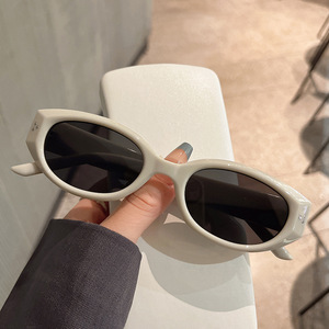 Nouvelles lunettes de soleil rétro œil de chat pour femmes, monture noire, verres PC, protection UV400, type 3, pare-soleil, rivets à points, style tendance - Product Image 2