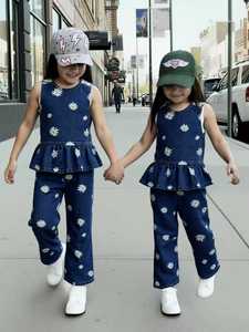 ชุดเสื้อผ้าเด็กผู้หญิงฤดูร้อนปี 2026 เสื้อคอกลมแขนกุดลายดอกเดซี่ กางเกงยีนส์ขายาว ชุดสองชิ้น ชุดเสื้อผ้าเด็กผู้หญิง 3-7 ปี - Product Image 5