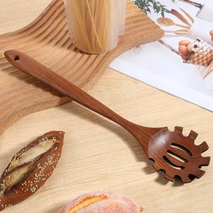Herramientas de pasta de madera al mejor precio, cuchara de madera hecha a mano con dientes, cucharas coladoras de espagueti naturales - Product Image 1