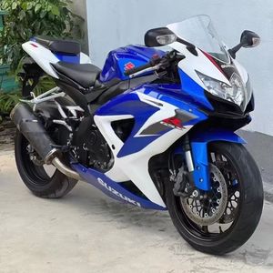 Moto sportive Suzuki GSX600 : Moteur haute performance et maniabilité précise pour des balades palpitantes - Product Image 1