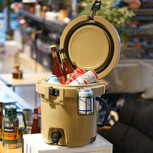 Cubo de hielo rotomoldeado para exteriores Care de 2.5, 5 y 7.5 galones, nevera portátil para camping y pesca con boquilla y tapa - Product Image 3