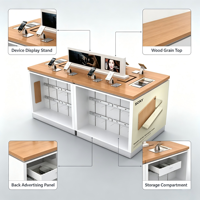 Comptoir de démonstration pour téléphones portables avec plateau en bois blanc, présentoirs antivol, panneau publicitaire latéral de la marque et mur de rangement à crochets amovibles