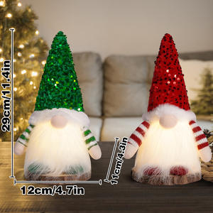 Muñeca sin rostro de Navidad decorada con sombrero de lentejuelas y adornos luminosos - Product Image 3