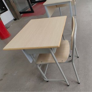 Ensemble bureau et chaise d'écolier 60x50x76 cm en métal, design minimaliste durable pour utilisation en classe - Product Image 1