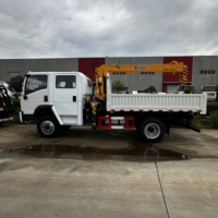Grue montée sur camion à double cabine Sinotruk avec une forte capacité de levage | Idéal pour la construction et la logistique
