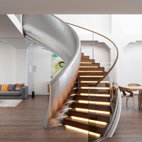 Escalier intérieur moderne haut de gamme courbé avec garde-corps en verre, construction métallique durable pour usage en villa