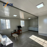 Maison conteneur extensible à toit en pente de 40 pieds, finition grain de teck, cadre blanc, villa modulaire préfabriquée tropicale