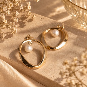 Pendientes Geométricos Chapados en Oro con Perla Natural, Joyería de Moda Vintage para Mujer - Product Image 1