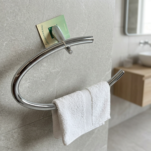 Porte-serviettes mural en métal Diagonal Argolla DCHA, finition chrome poli, design moderne, résistant à l'humidité, accessoire de salle de bain - Product Image 1