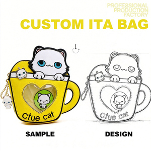 โรงงานผลิตกระเป๋า Ita Bag แบบกำหนดเอง รูปทรงหัวแมว 3 มิติ ช่องใส สะพายข้าง รับผลิตแบบ OEM ODM สำหรับนักสะสมเข็มกลัด - Product Image 5