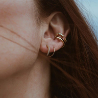 Boucles d'oreilles manchette en argent sterling ROXI S925 avec barre torsadée et diamants