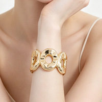 Brazalete de eslabones martillados dorados gruesos, hecho a mano, joyería llamativa, regalo de cumpleaños para mujer