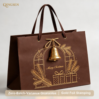 Sac en papier paysage personnalisé OEM marron chocolat avec poignée en PU et motif cloche de Noël estampé à chaud or, idéal pour cadeaux de luxe de fin d'année