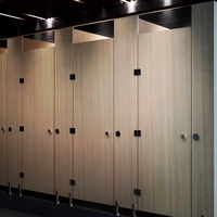 Cloison de toilettes pleine hauteur en stratifié phénolique massif 12 mm, aspect bois, pour hôtels modernes et sanitaires de centres commerciaux