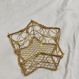 Jiaxiang Nouveau produit 2025 Forme <span class=keywords><strong>d</strong></span>'étoile Métal Fil de fer Artisanat Petit panier en fil métallique avec couvercle pour le stockage Boîte cadeau Porte-bonbons - Product Image 4