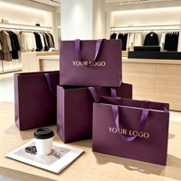 Sacs cadeaux en carton blanc écologiques de qualité supérieure, personnalisables en gros, avec logo sur mesure et poignées en ruban de satin pour l'emballage de vêtements
