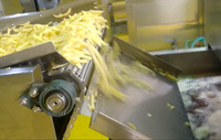 Ligne de production de frites 2 tonnes Ligne de production entièrement automatique Machine à frire 1/4 frites