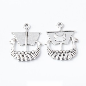 Amuleto de <span class=keywords><strong>Barco</strong></span> Vikingo de Aleación de Zinc Plateado Antiguo con Cabezas de Dragón para Pulseras de Festivales Nórdicos - Product Image 1