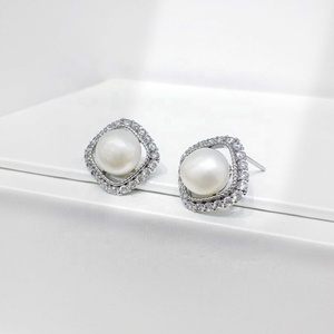 Boucles d'oreilles de luxe coréennes en laiton plaqué or 18 carats, design géométrique vintage unique, avec perles, pour femme, prix de gros - Product Image 5