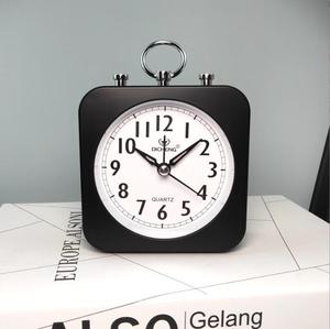 Mode Eenvoudige kleine wekker Slaapkamer Nachtkastje Stille bureauklok Hangbare positioneerbare wekker voor thuiskantoor Bureau Cadeau - Product Image 5
