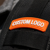 Parche de Goma de PVC Suave al por Mayor, Letras Blancas en Relieve 3D Curvadas, Etiqueta Impermeable con Logotipo Personalizado para Prendas