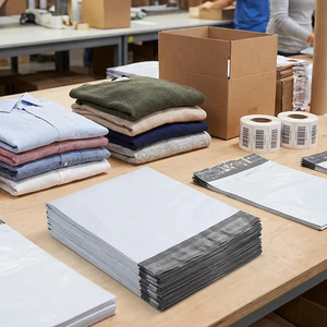 Sacs postaux en polyéthylène blancs pour le stockage et la protection, options de personnalisation, enveloppes postales durables avec conception imperméable pour l'expédition de vêtements - Product Image 2