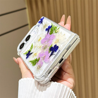 Coque transparente tendance avec fleurs séchées, paillettes et sequins pour iPhone DUO, en époxy transparent