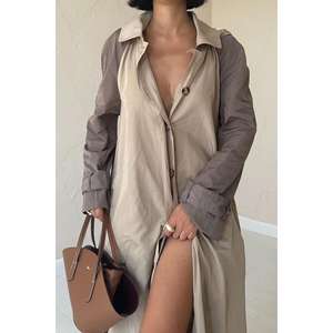 Manteau long à capuche en tissu polyester pour femme, coupe décontractée, manches longues, coupe-vent, avec capuche amovible - Product Image 2