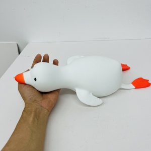 Entrepôt USA Vente en gros en vrac Canard jaune géant de 36 cm (14 pouces) à remontée lente, anti-stress et jouet à presser - Product Image 5