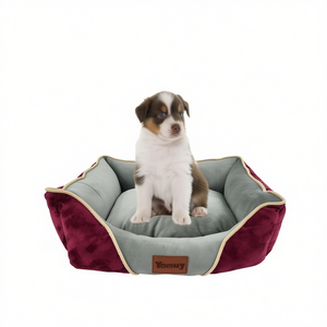 Set di Tre Pezzi di Cucce per Animali Domestici in Velluto con Motivo Coccodrillo e Cristalli, Super Morbide, Quadrate, Colore Rosso Vino - Product Image 2