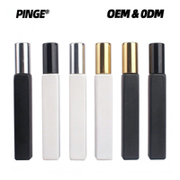 Atomiseur de parfum en verre carré givré noir et blanc de 10 ml avec bouchon doré ou argenté, OEM ODM, flacon pulvérisateur portable à fond épais