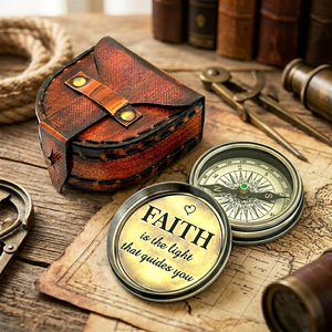 Boussole en métal vintage avec citation sur la foi dans un étui en cuir, cadeau de décoration d'intérieur personnalisé rond - Product Image 1
