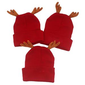 Chapeau en tricot avec cornes de renne HKZB, broderie personnalisée de lettres, unisexe, rouge, chaud et coupe-vent, bonnet en tricot pour costume de Noël - Product Image 1