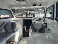 Bateau de pêche de luxe en aluminium de 9,6 m avec cabine fermée, salle de bain privée et équipements de divertissement pour haute vitesse
