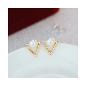 Wholesale Minimalistic Fashion Temperament <b>Triangle</b> Pearl Earrings Niche Design <b>Light</b> Luxury Retro Stud Earrings Jewelry - Product Image 2